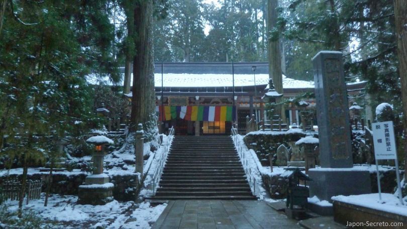 Viajar al Monte Koya o Koyasan: cementerio Okunoin. Tōrōdō (燈籠堂) o sala de los faroles. Nieve en invierno