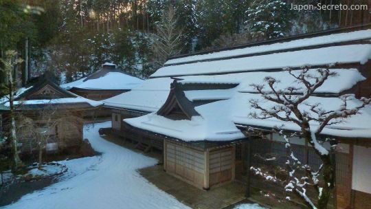 Viajar al Monte Koya o Koyasan: vistas del jardín del templo Fudoin desde la habitación (shukubo). Nieve en invierno
