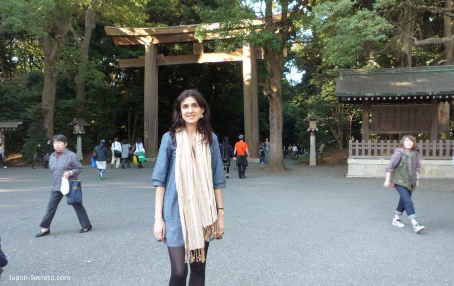 Visitando el santuario Meiji Jingu (明治神宮) en octubre de 2009. Al fondo, el torii gigante