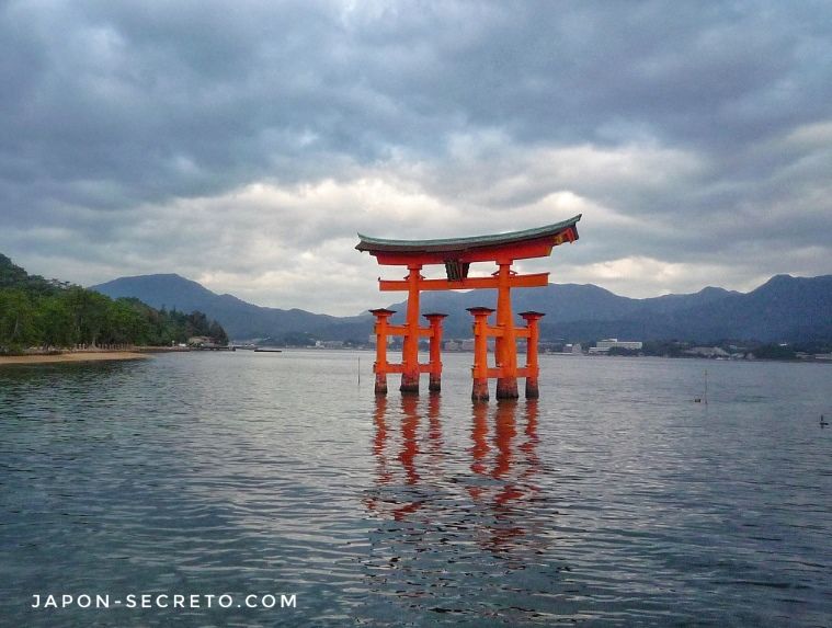 Puerta torii gigante (大鳥居) del santuario Itsukushima (厳島神社) de la isla de Miyajima (宮島). Una de las imágenes más famosas de Japón. (Miyajima, Hiroshima)