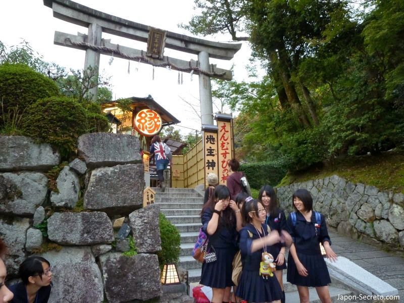 Kioto: santuario Jishu, santuario del matrimonio y el amor. Perteneciente al templo Kiyomizudera
