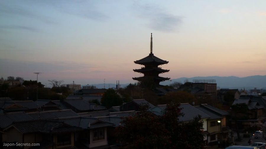 Pagoda Yasaka al atardecer. Kioto