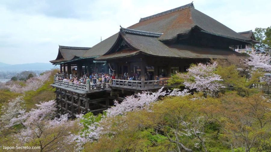 Edificio principal del templo Kiyomizudera (清水寺) y su famoso balcón. Kioto. Primavera en Japón