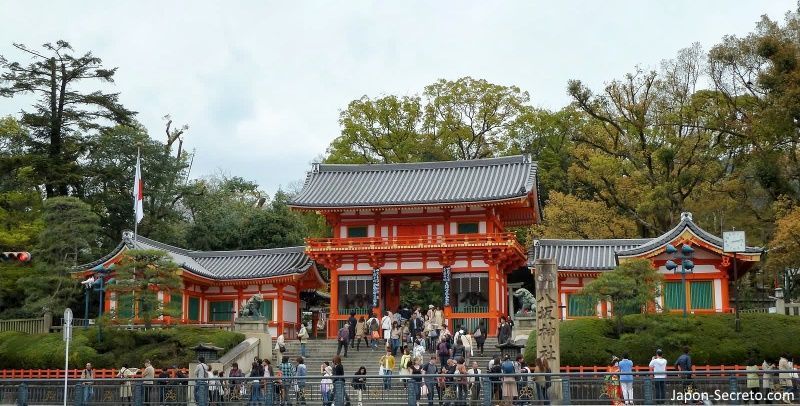 Kioto: santuario Yasaka (八坂神社, "Yasaka jinja"), o santuario Gion (祇園神社, "Gion jinja"). Higashiyama