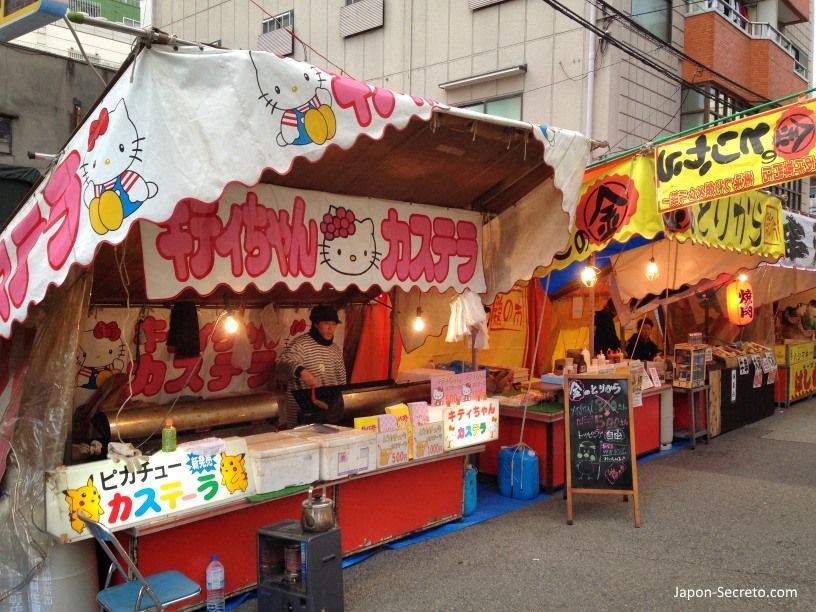 Puestos de comida ("yatai") en el Festival Tōka Ebisu Taisai (十日えびす大祭) o “Gran Festival del décimo día de Ebisu” en enero en el santuario Imamiya Ebisu de Ōsaka (今宮戎神社)