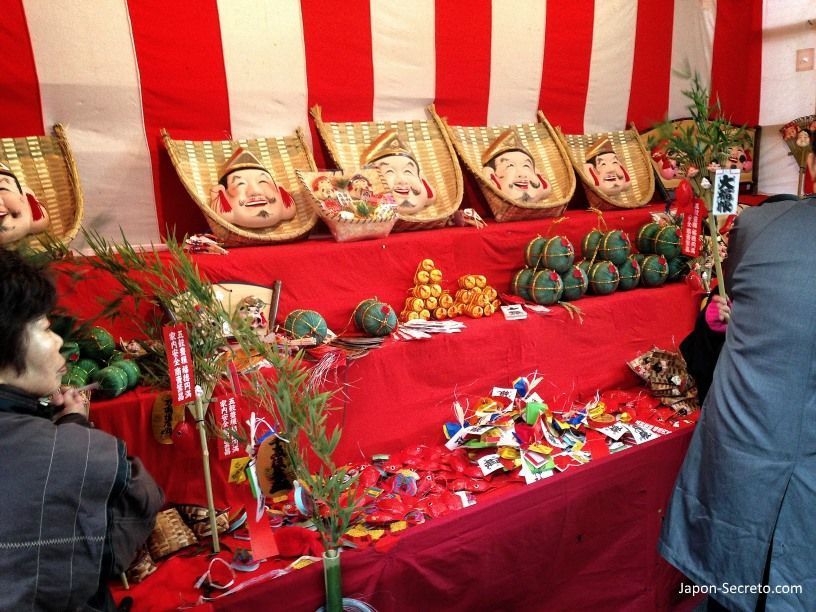 Adornos del Festival Tōka Ebisu Taisai (十日えびす大祭) o “Gran Festival del décimo día de Ebisu” en enero en el santuario Imamiya Ebisu de Ōsaka (今宮戎神社)