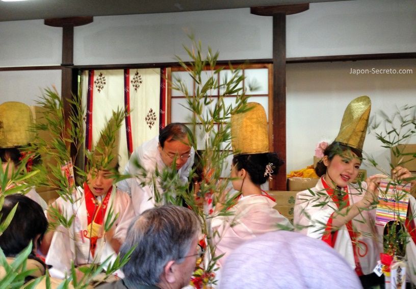 Guapas chicas japonesas adornando la sasa o rama de bambú en el Festival Tōka Ebisu Taisai (十日えびす大祭) o “Gran Festival del décimo día de Ebisu” en enero en el santuario Imamiya Ebisu de Ōsaka (今宮戎神社)