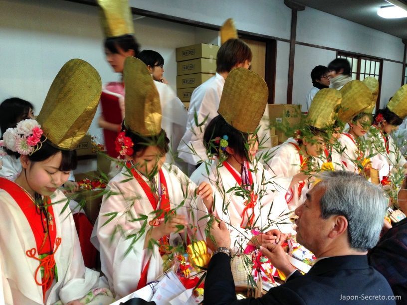 Lindas japonesas adornando la sasa o rama de bambú en el Festival Tōka Ebisu Taisai (十日えびす大祭) o “Gran Festival del décimo día de Ebisu” en enero en el santuario Imamiya Ebisu de Ōsaka (今宮戎神社)