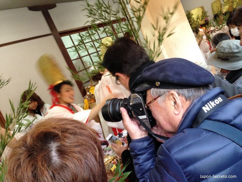 Señor fotografiando a las guapas chicas japonesas del Festival Tōka Ebisu Taisai (十日えびす大祭) o “Gran Festival del décimo día de Ebisu” en enero en el santuario Imamiya Ebisu de Ōsaka (今宮戎神社)