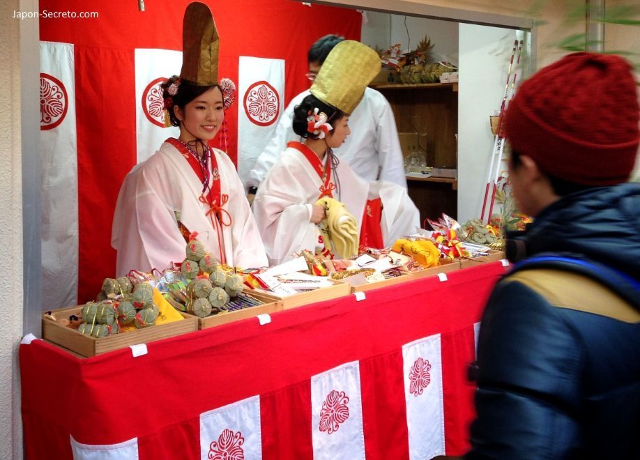 Bellas japonesas adornando la sasa o rama de bambú en el Festival Tōka Ebisu Taisai (十日えびす大祭) o “Gran Festival del décimo día de Ebisu” en enero en el santuario Imamiya Ebisu de Ōsaka (今宮戎神社)