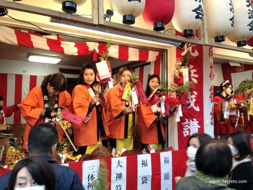 Bonitas chicas japonesas adornando la sasa o rama de bambú en el Festival Tōka Ebisu Taisai (十日えびす大祭) o “Gran Festival del décimo día de Ebisu” en enero en el santuario Imamiya Ebisu de Ōsaka (今宮戎神社)