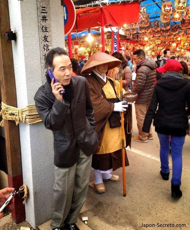 Curiosa imagen durante el Festival Tōka Ebisu Taisai (十日えびす大祭) o “Gran Festival del décimo día de Ebisu” en enero en el santuario Imamiya Ebisu de Ōsaka (今宮戎神社)