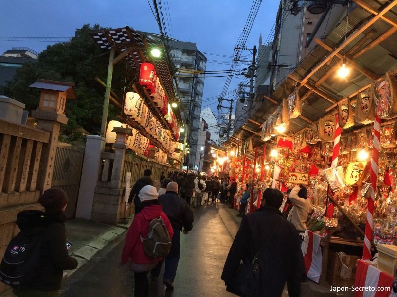 Fila de puestos callejeros o "yatai". Festival Tōka Ebisu Taisai (十日えびす大祭) o “Gran Festival del décimo día de Ebisu” en enero en el santuario Imamiya Ebisu de Ōsaka (今宮戎神社)