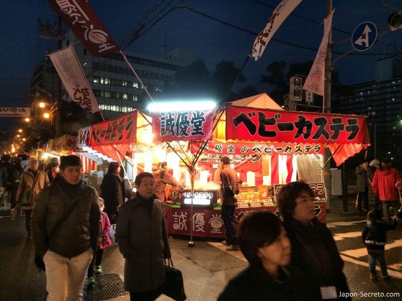 Puestos callejeros de comida o "yatai". Festival Tōka Ebisu Taisai (十日えびす大祭) o “Gran Festival del décimo día de Ebisu” en enero en el santuario Imamiya Ebisu de Ōsaka (今宮戎神社)