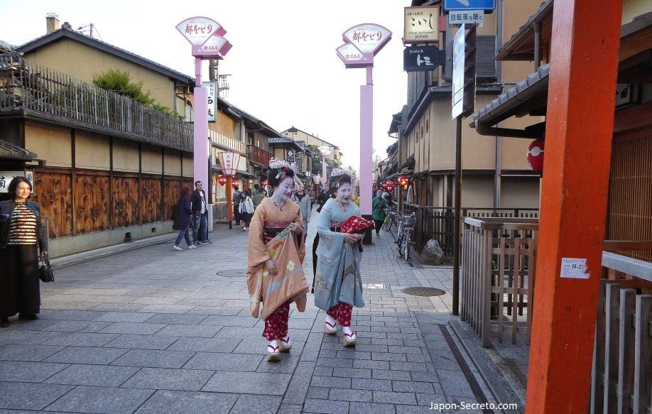 Kioto: geishas paseando por el barrio de Gion