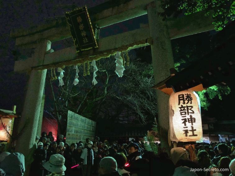 Festivales de Japón: Katsube No Hi Matsuri (勝部の火祭り) o Festival del Fuego de Katsube (Moriyama, prefectura de Shiga). Esperando a la procesión de hombres desnudos.