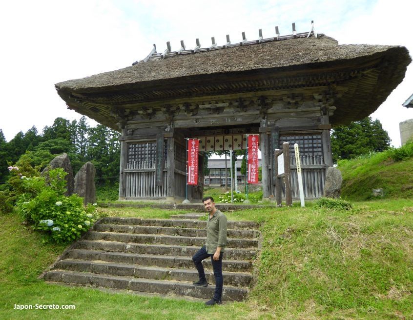 Sokushinbutsu, momias de Japón: entrada del templo Dainichibo (Tsuruoka, Yamagata)