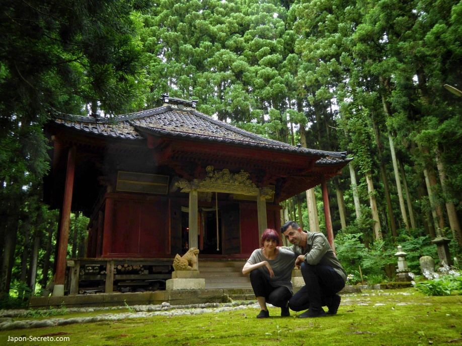 Sokushinbutsu, momias en Japón: acceso a la sala que contiene el buda viviente de Honmyoji (Tsuruoka, Yamagata). Tohoku.