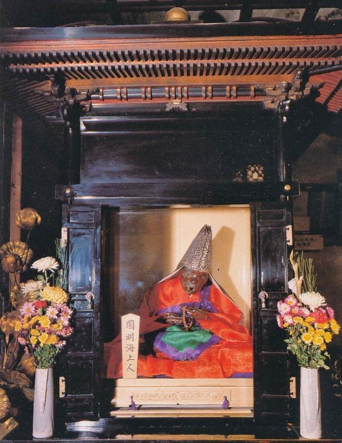 Enmyokai Shōnin, momia japonesa Sokushinbutsu consagrada en el templo Dainichibo (Tsuruoka, Yamagata)