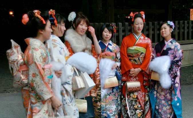 Chicas vestidas con kimono furisode posando en Harajuku. Día de la Mayoría de Edad (成人の日, "Seijin No Hi").