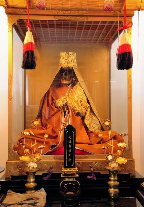 Komyo Shōnin, momia japonesa Sokushinbutsu consagrada en el templo Zokoin (Shirataka, Yamagata)
