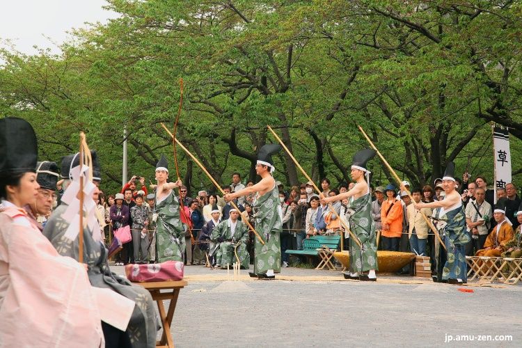 Festivales de Japón: Asakusa Yabusame (浅草流鏑馬) en el parque Sumida en abril en Tokio