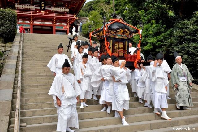 Festivales de Japón: Tsurugaoka Hachimangu Reitaisai de Kamakura. Procesión del mikoshi o santuario portátil