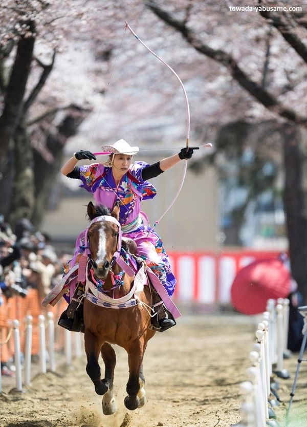 Mujer yabusame: tiro con arco a caballo en el festival Sakura Yabusame de Towada