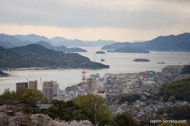 Vistas de las islas del mar interior de Seto desde Onomichi. En bicicleta por Japón: ruta Shimanami Kaido