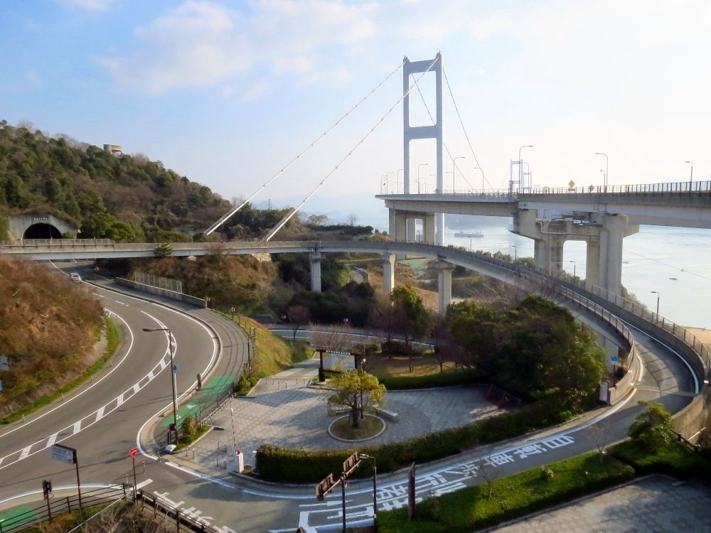 Shimanami Kaido: rampa de acceso al carril de bicicletas en el Gran Puente del Estrecho de Kurushima (Isla Shikoku)