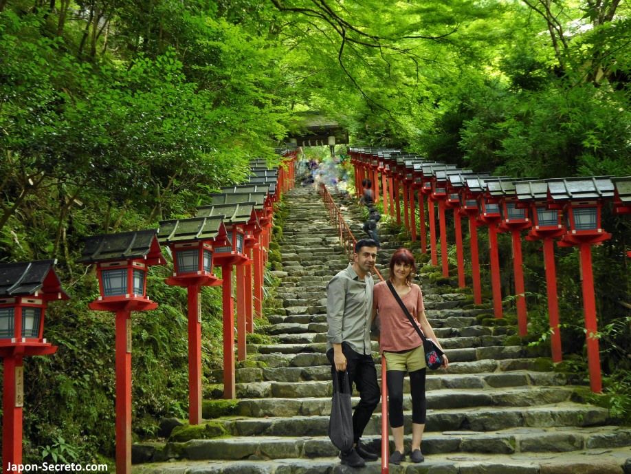 Famosas escaleras de acceso al santuario Kifune. Excursión a Kibune (Kioto) en verano.