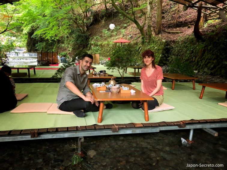 Kawadoko (comida sobre el río). Kibune (Kioto) en verano.