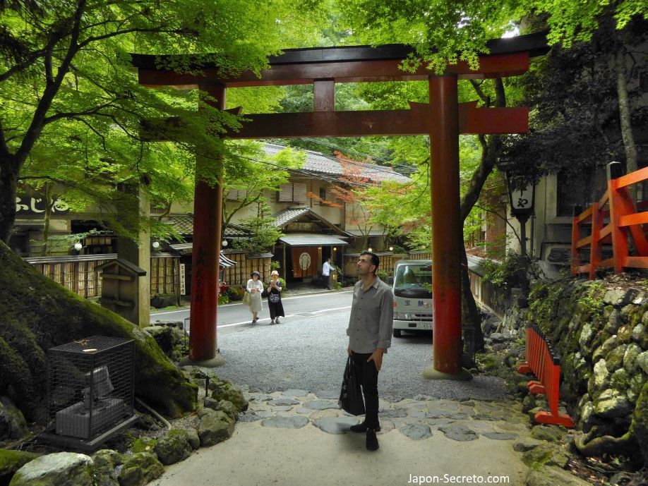 Gran torii de entrada al santuario Kifune. (Kibune, Kioto)