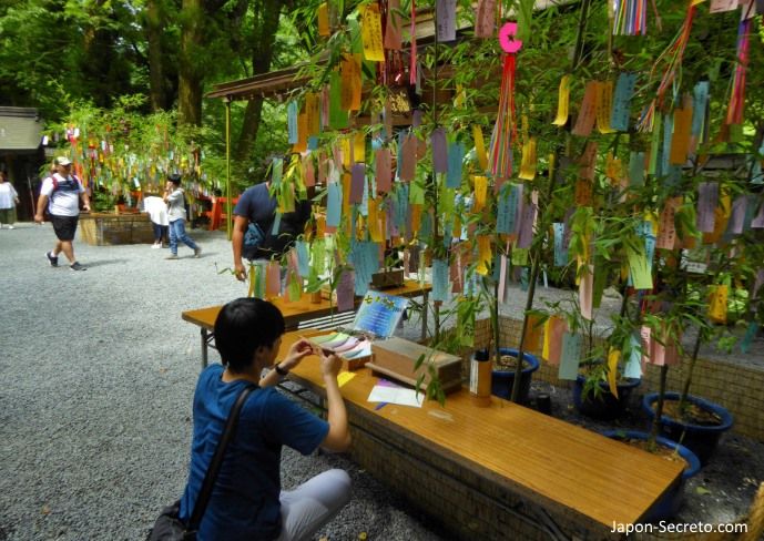Escribiendo deseos en las tanzaku (短冊) durante el Tanabata (七夕). Santuario Kifune (Kibune, Kioto).
