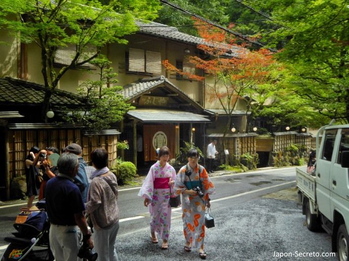 Excursión a Kibune (Kioto) en verano. Chicas en kimono.