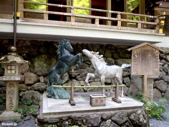 Estatua de caballos en el santuario Kifune. Origen de las tablillas ema