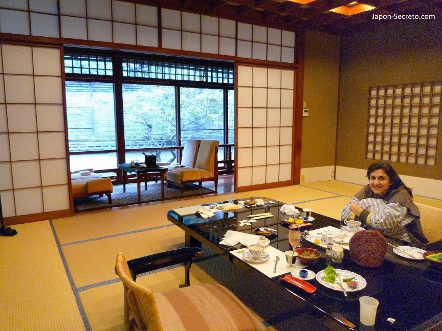 Ryokan en Japón. Suelo de tatami, yukata, shoji y engawa