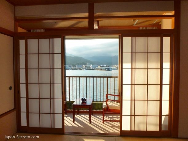 Ryokan en Japón. Engawa, suelo de tatami y shoji. Habitación al lado del mar