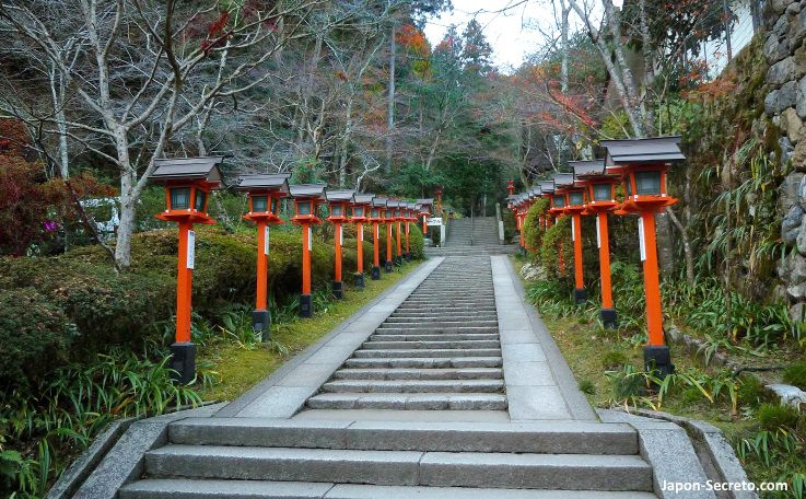 Escalera al templo Kuaramadera (Kurama, Kioto) en otoño