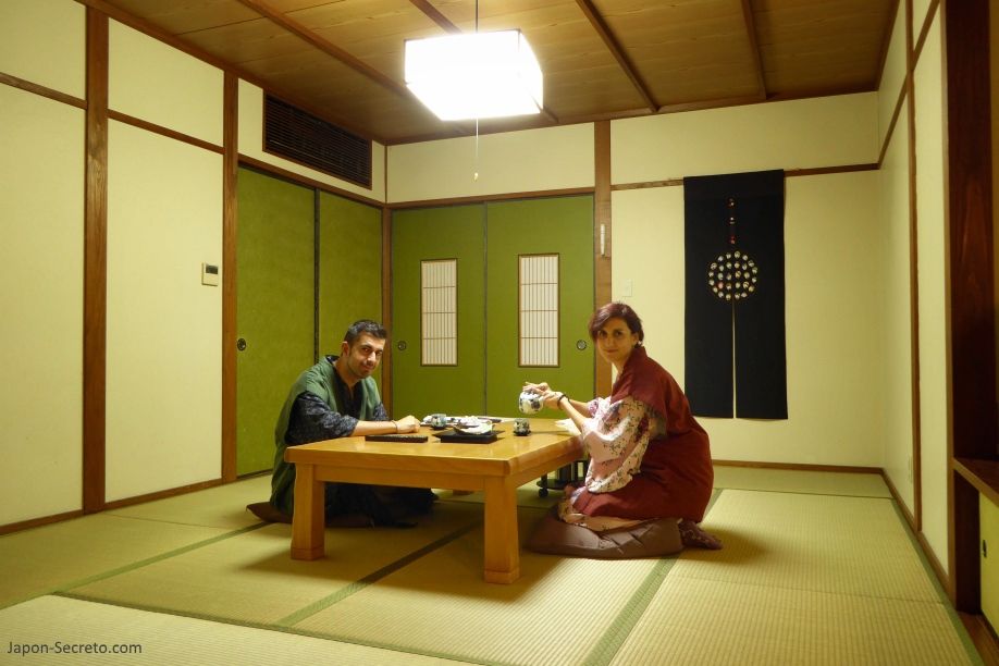 Ryokan en Japón. Suelo de tatami, yukata y puertas shoji