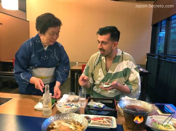 Ryokan en Japón: nakaisan explicando la cena. (Atsumi Onsen, cerca de Tsuruoka)