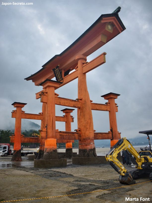 Miyajima torii en obras. Foto de Marta Font (22 de julio de 2019)