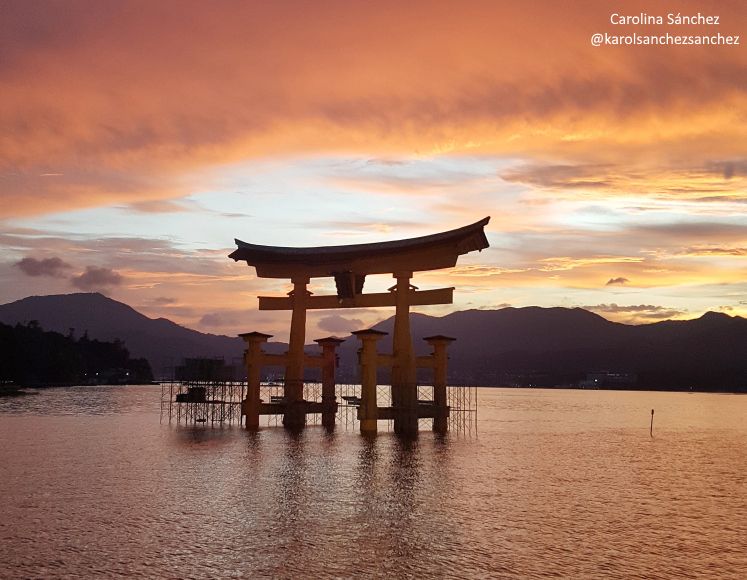 Torii de Miyajima en obras. Andamios en el santuario Itsukushima. Hiroshima. Japón