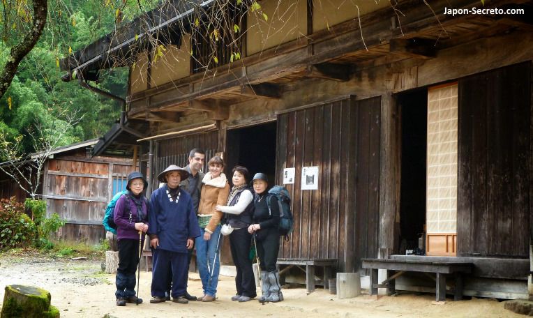 De Magome a Tsumago (ruta Nakasendo). Excursionistas en casa de té. Noviembre de 2010