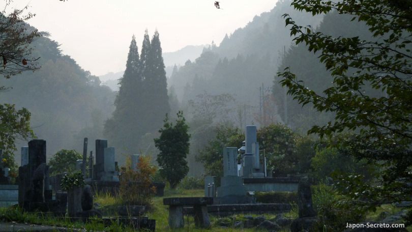 Ruta Nakasendo. De Magome a Tsumago. Cementerio cerca de Tsumago. Montañas