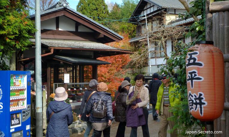 Templo Sanzen-in (三千院) en Ohara, un pueblo del Japón rural cerca de Kioto en la montaña. Otoño y momiji