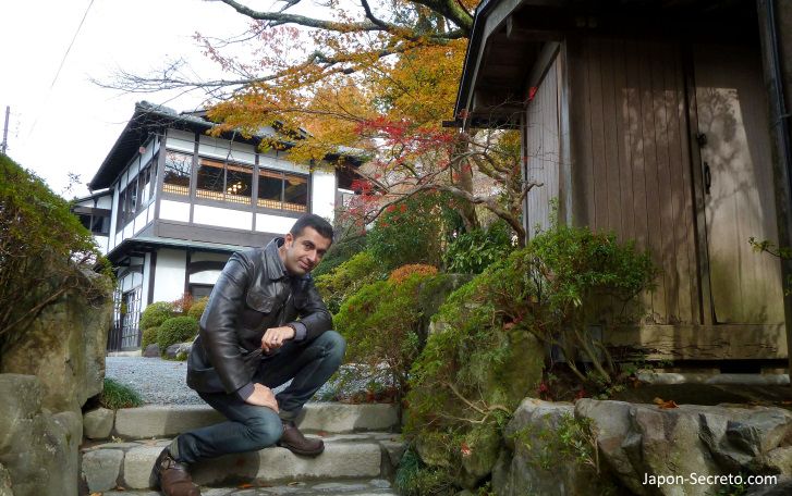 Ryokan en Ohara, un pueblo cerca de Kioto en la montaña. Japón rural y onsen. Otoño y momiji.