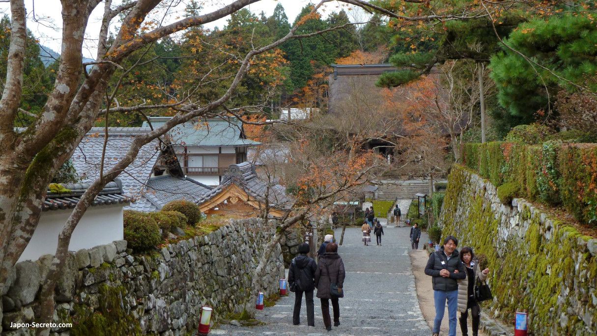 Ohara, un pueblo cerca de Kioto en la montaña. Japón rural y onsen. Otoño y momiji.