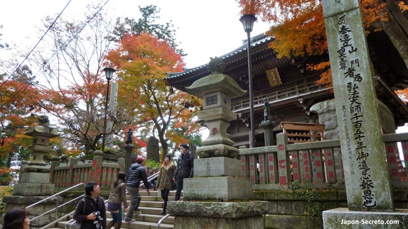 Monte Takao o Takaosan en Tokio. Otoño. Momiji. Templo Yakuoin.