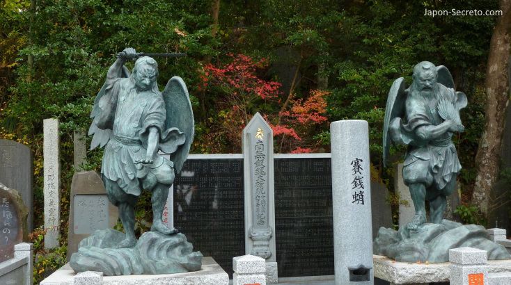 Estatuas de O tengu y Karasu Tengu en el Templo Yakuoin. Monte Takao o Takaosan en Tokio.